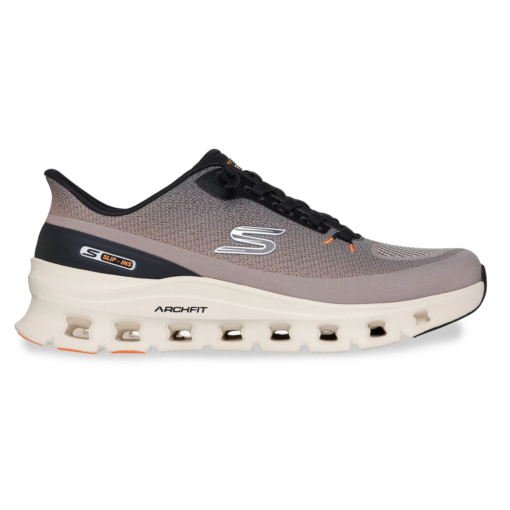 Tênis casual masculino Skechers cor bege com detalhes em preto e laranja, design moderno e sola branca com detalhes em preto.